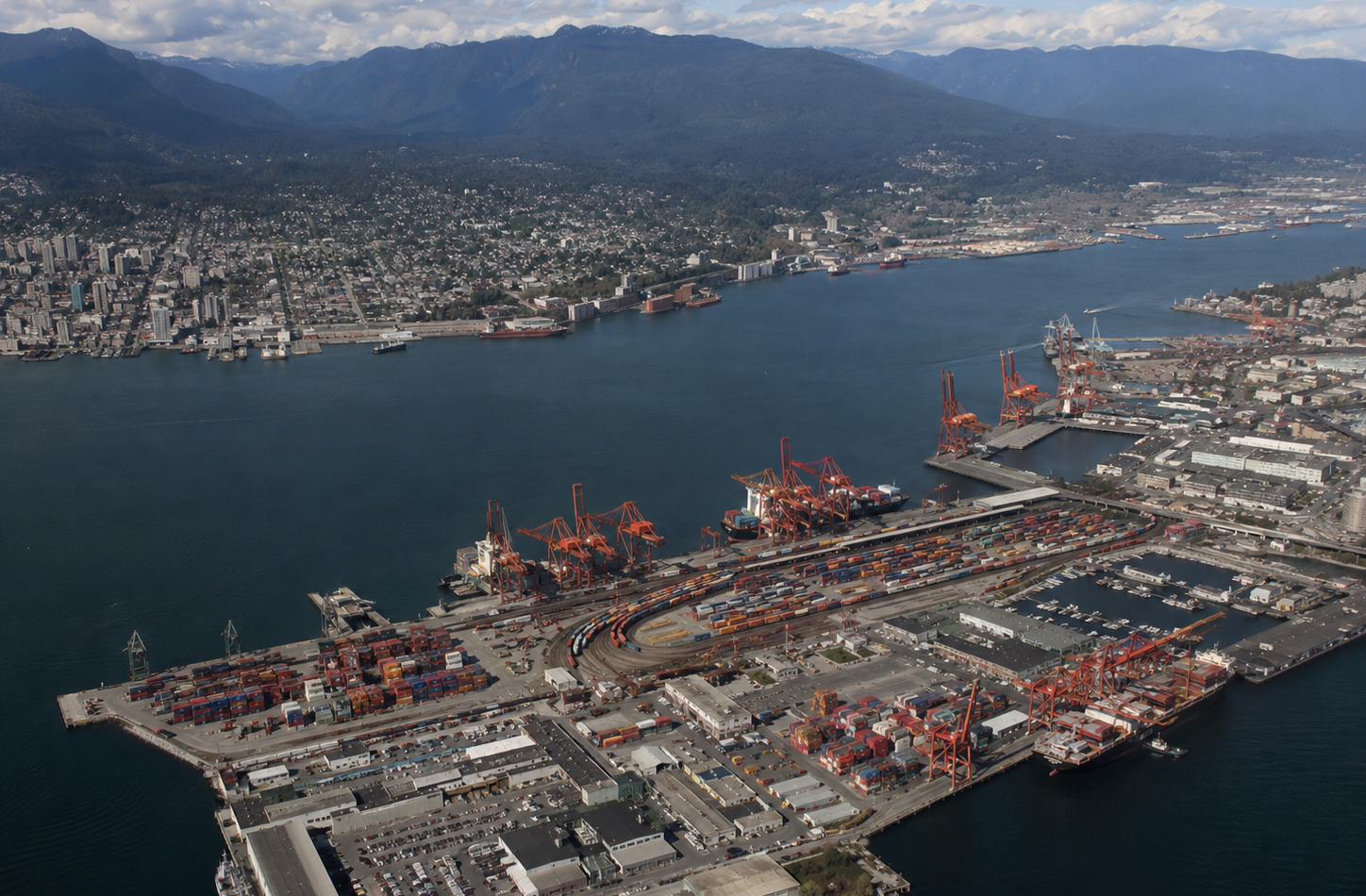 Vue aérienne du port de Vancouver. Le projet Roberts Bank Terminal 2 a été renvoyé au Bureau des grands projets en ju…