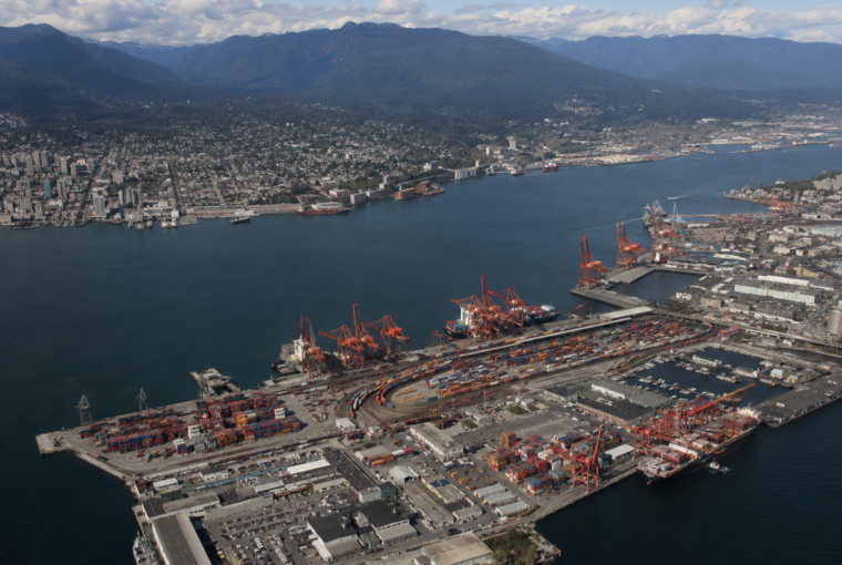 Vue aérienne du port de Vancouver. Le projet Roberts Bank Terminal 2 a été renvoyé au Bureau des grands projets en ju…