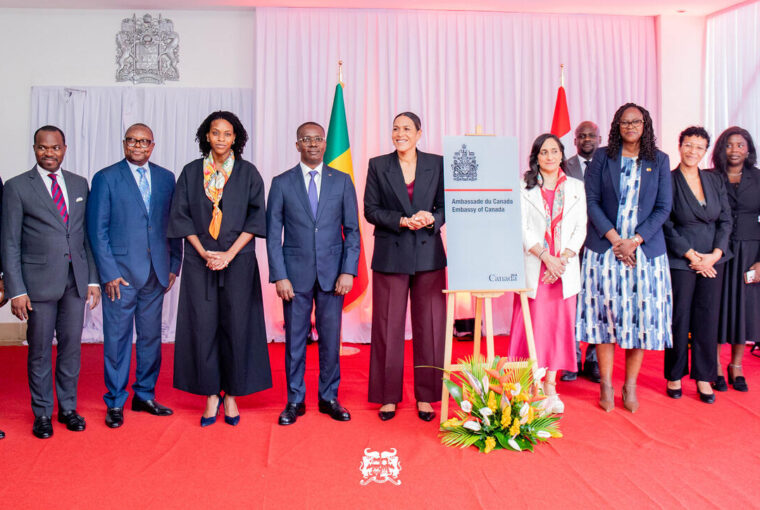 Anita Anand, Corinne Amori Brunet et des responsables béninois lors de l’inauguration de l’ambassade du Canada à Cotonou.
