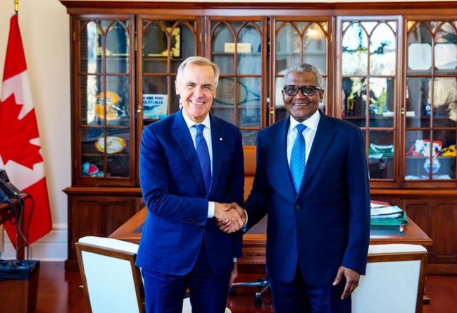 Le Premier ministre canadien Mark Carney aux côtés d’Aliko Dangote, président du groupe Dangote, lors d’une rencontre…